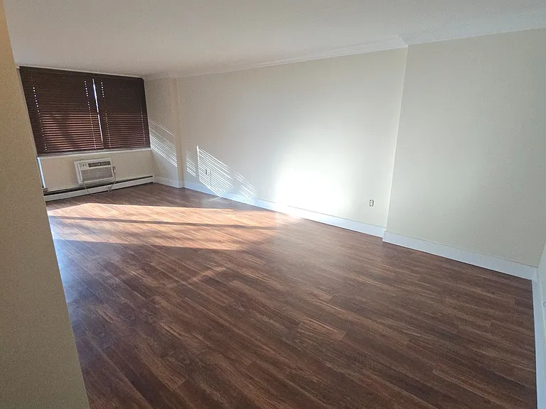 Cooper River Plaza Apartments — Photo 16