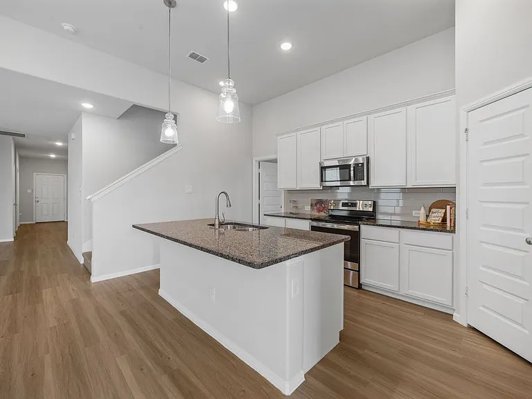 223 Miramar Ave — Photo 3