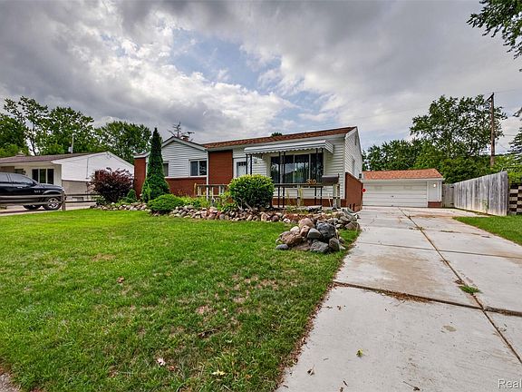 2nd image of 310 Tamarac Dr