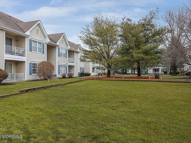 1015 Wedgewood Cir #1015 — Photo 3