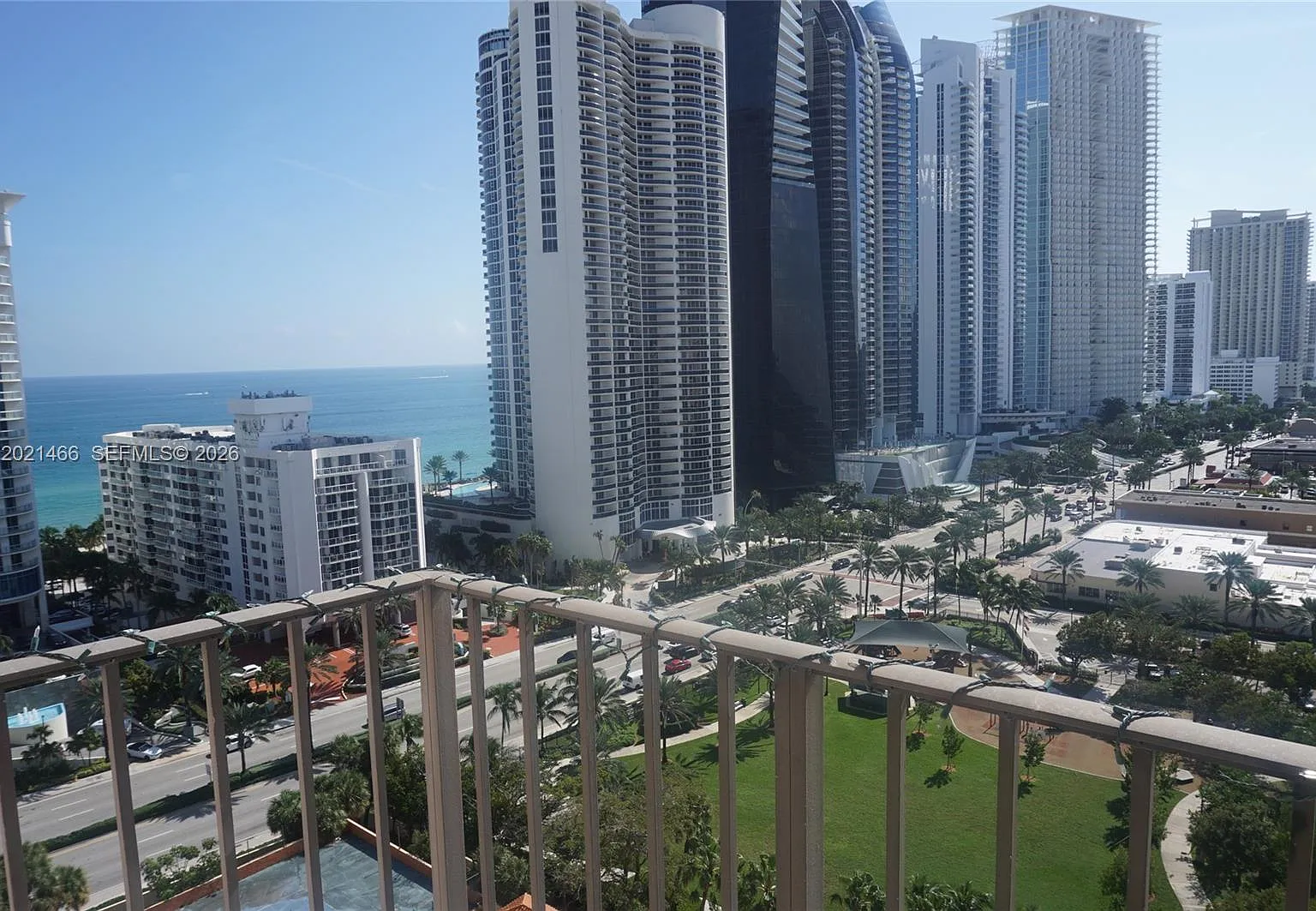 Winston Towers 600 Condo — Photo 1