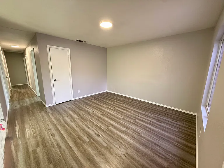 554 Park Village Dr — Photo 3