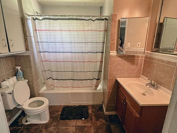 3rd image of 7246 Riverwood Dr W