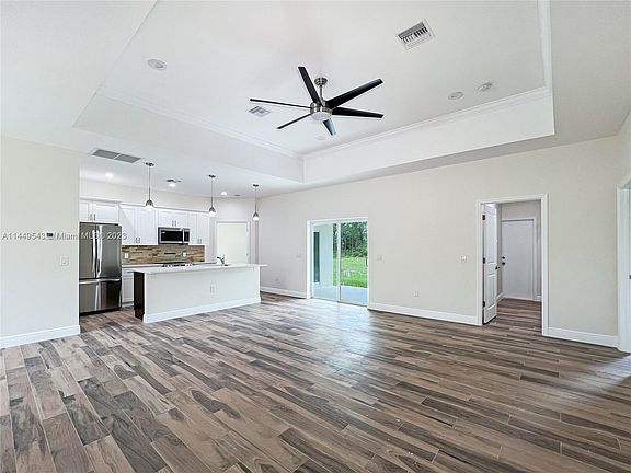 4th image of 916 Rush Ave