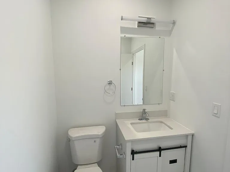 709 E Magnolia Blvd #205 — Photo 9