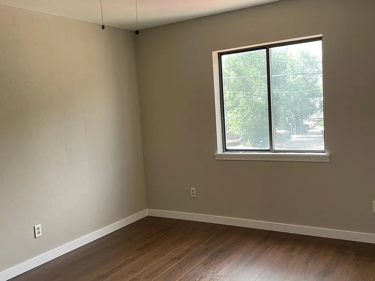 610 E 3rd Ave #3 — Photo 3