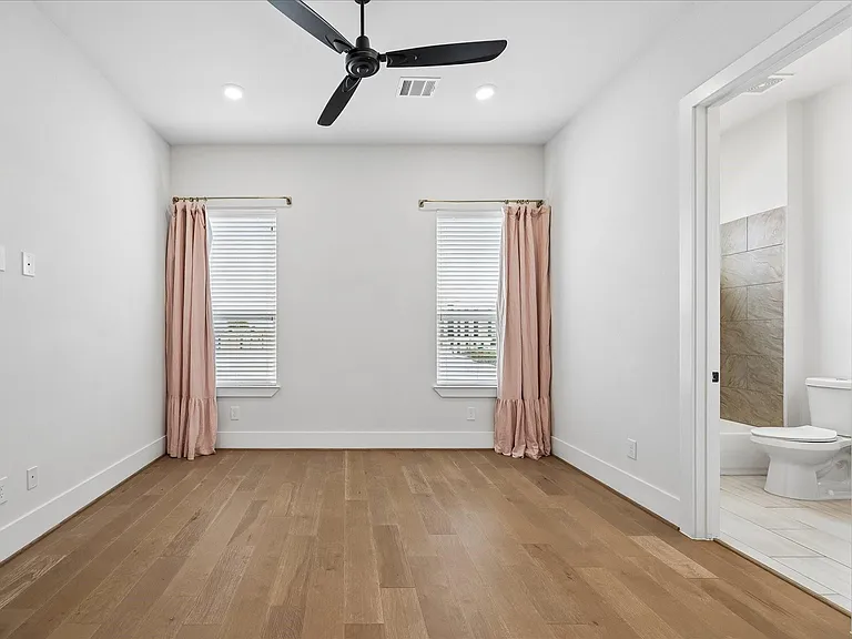 1232 W 21st St — Photo 22