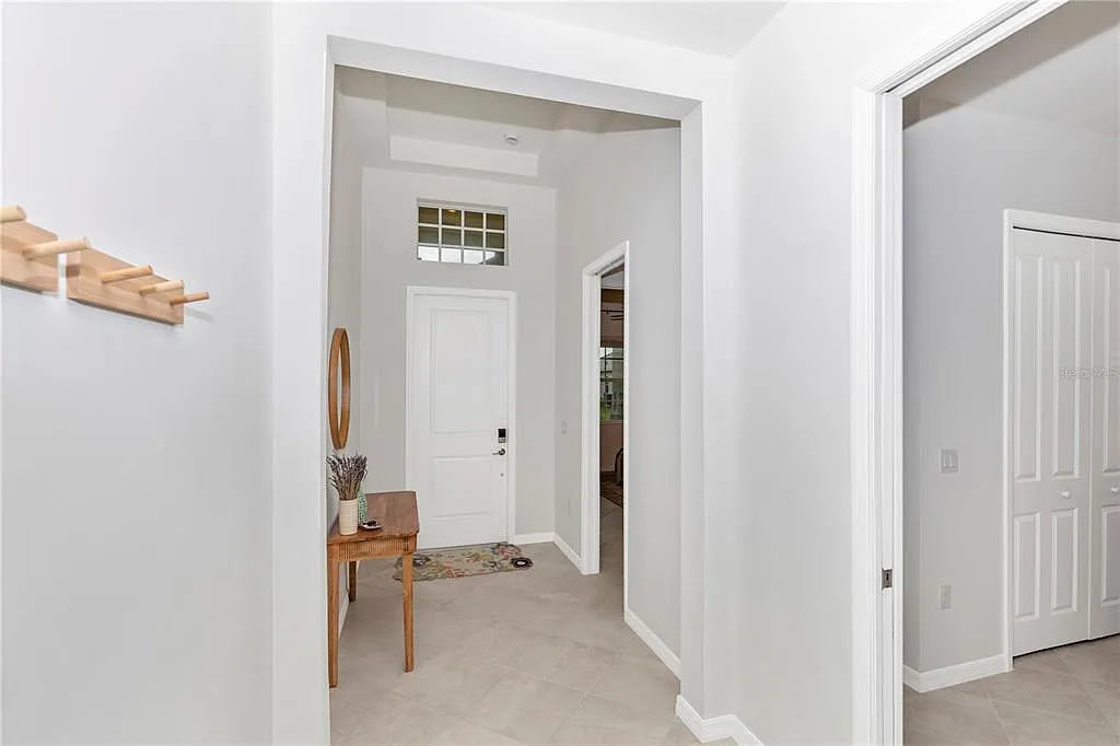 3 bed, 3.0 bath, 2247 sqft, $8,000 — Photo 3
