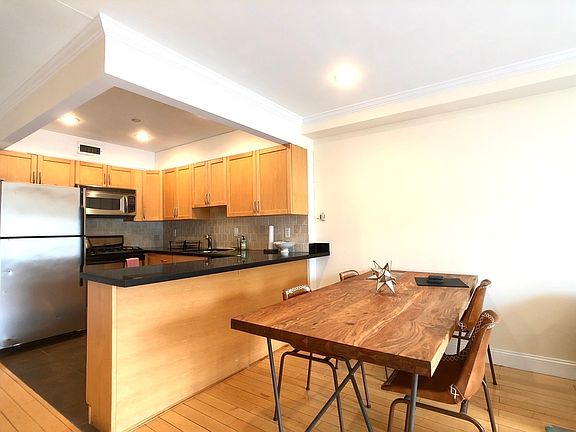 4th image of 143 Mulberry St