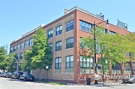 1st image of 3201 N Ravenswood Ave APT 402