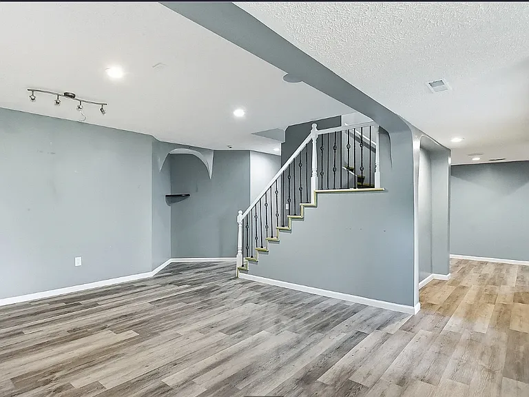 18602 Leavenworth St — Photo 36