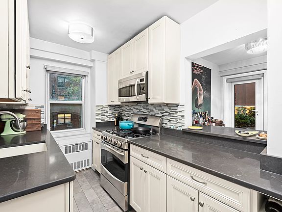 3rd image of 101 W 12th St APT 2V