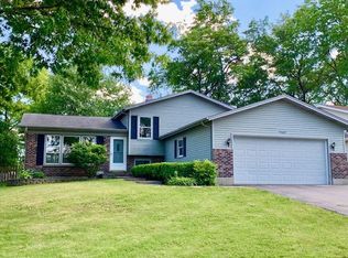 17665 W Meadowbrook Dr, Grayslake, IL 60030