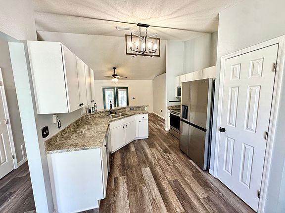 3rd image of 941 Park Valley Cir