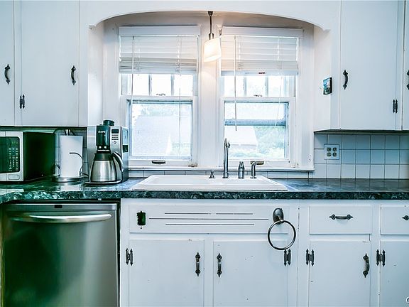 3rd image of 520 Durston Ave