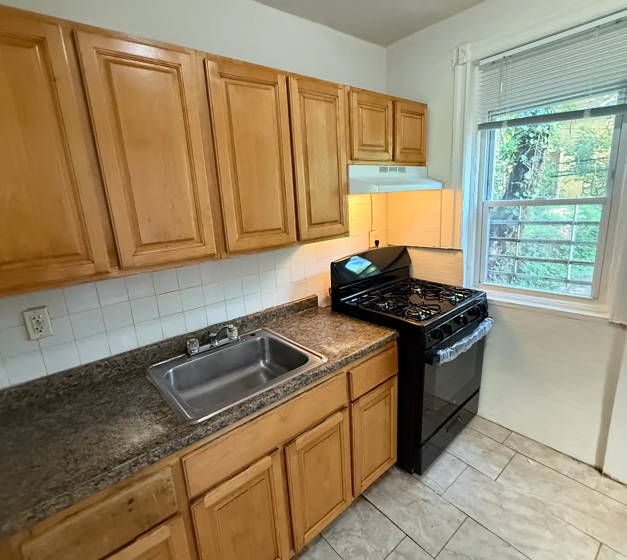 3 bed, 1040 sqft, $1,600 — Photo 1