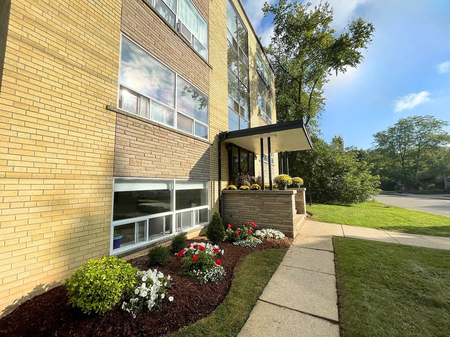 Riverview Apartments - Choose your rent level - Call for Details - Heat, water — Photo 2