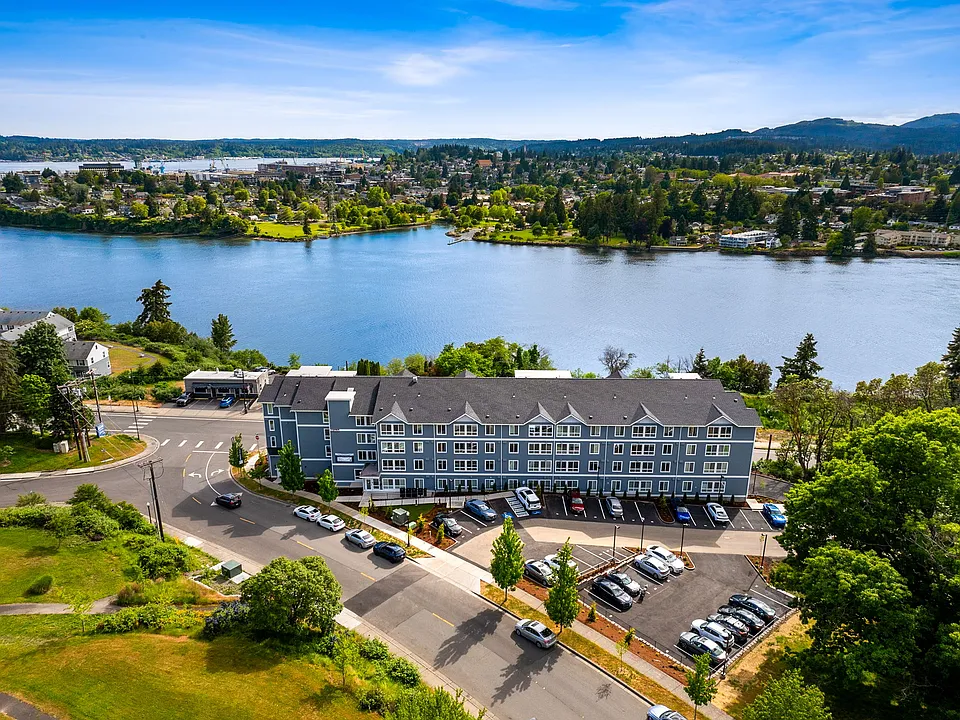 The Landing at Harbor Pointe