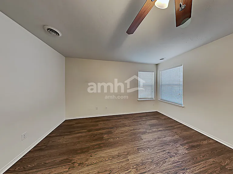 724 N Carisbrooke Ave — Photo 5