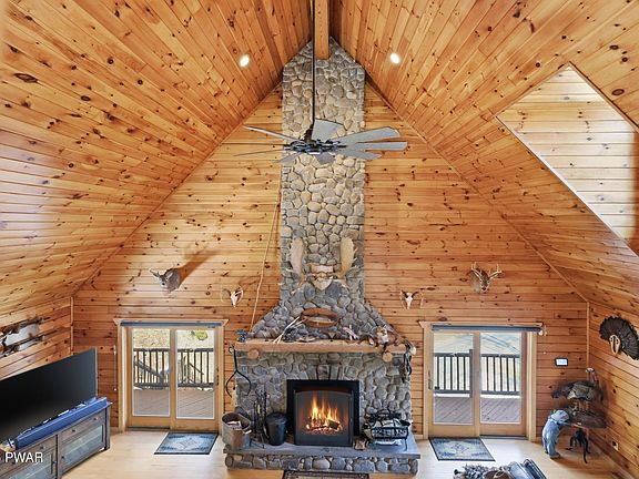 9th image of 992 Winterdale Rd
