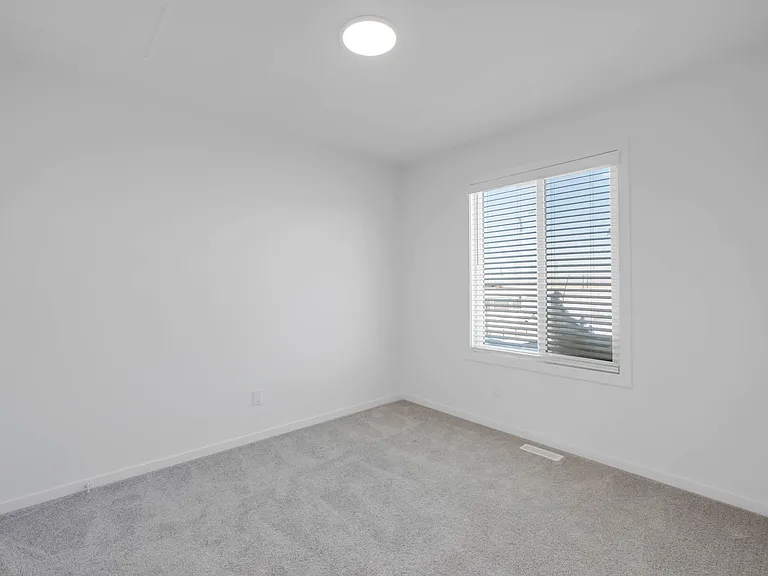 5243 21a Ave SW — Photo 33
