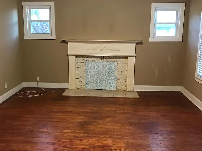 422 S Gillette Ave — Photo 2