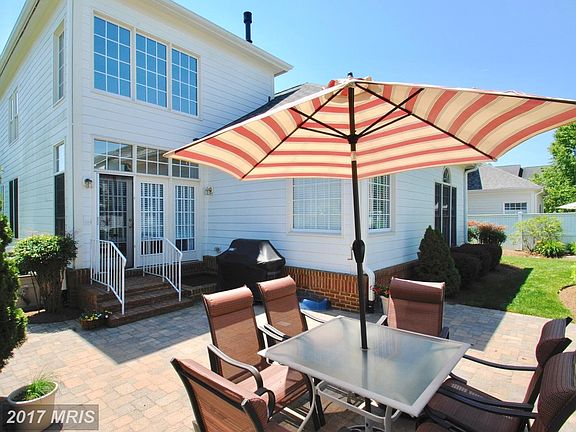 Landscaped / Privacy Fenced Yard and Dining Patio