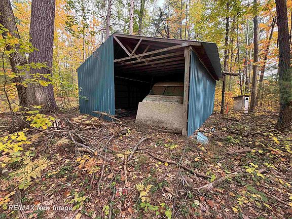 3rd image of 1251 The Trail Rd