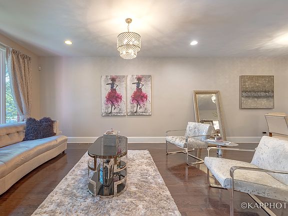 2nd image of 464 E 42nd St #464