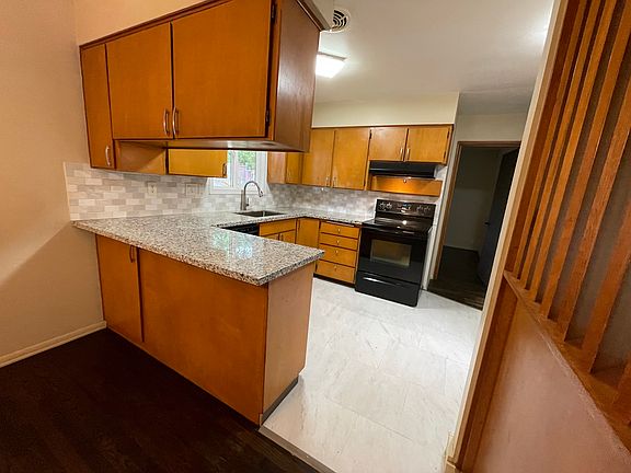 4th image of 827 SE 169th Dr