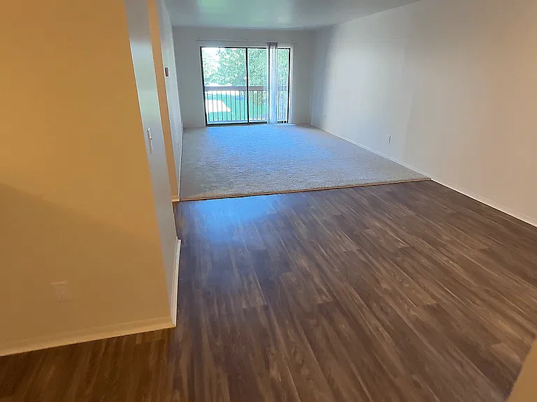 Lakeside Village Apartments — Photo 125