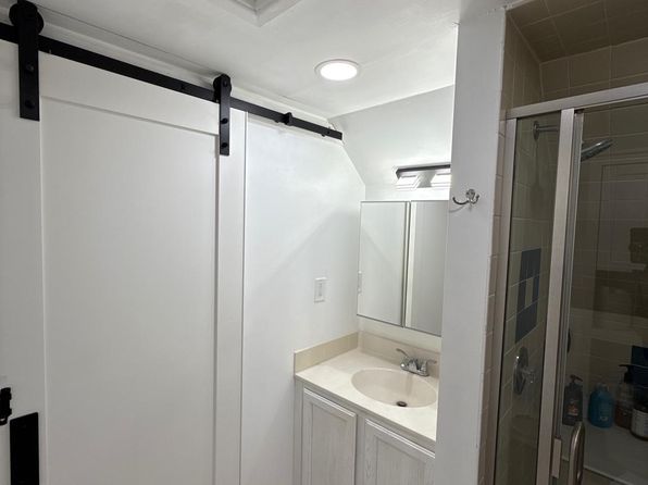 18 River Ln, Levittown, PA 19055