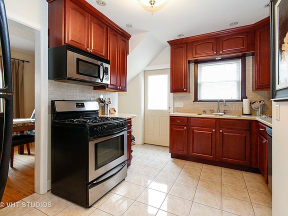 4th image of 1105 Richmond St