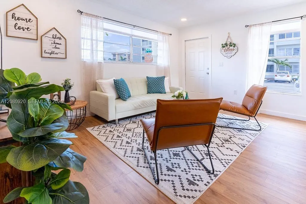 2 bed, 1.0 bath, 2908 sqft, $2,250 — Photo 3