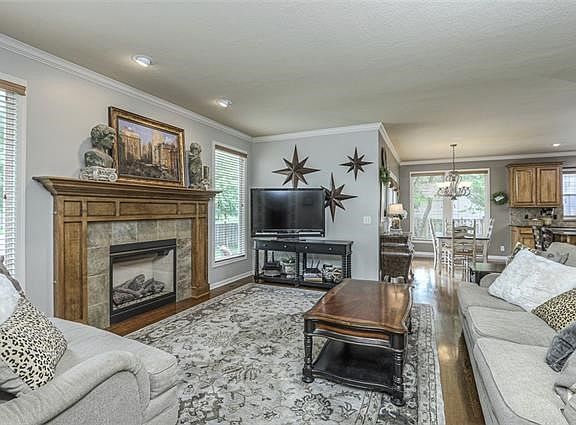 4th image of 15527 Linden Ln