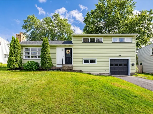 5 Valley View Dr, Penfield, NY 14526