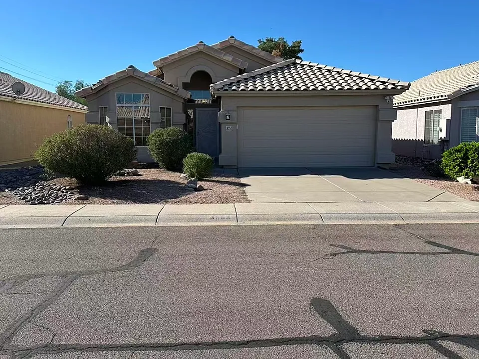 3553 E Kelton Ln