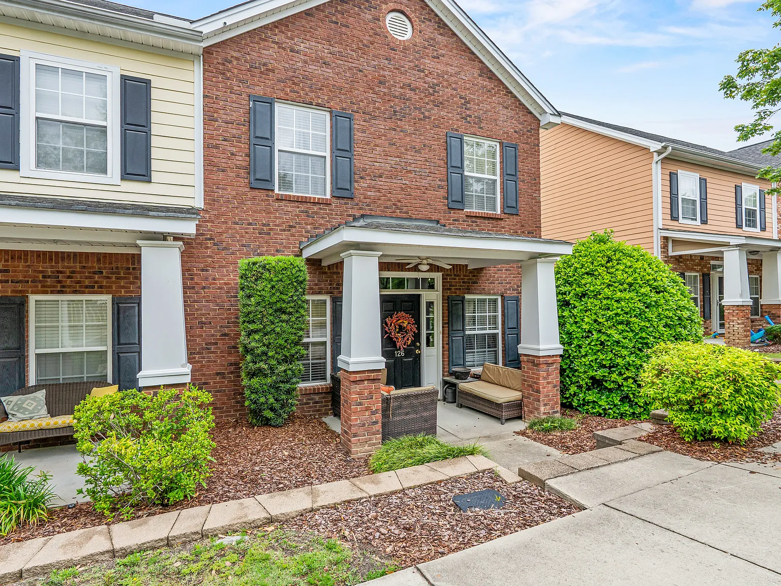 3 bed, 2.5 bath, 1437 sqft, $2,100 — Photo 3