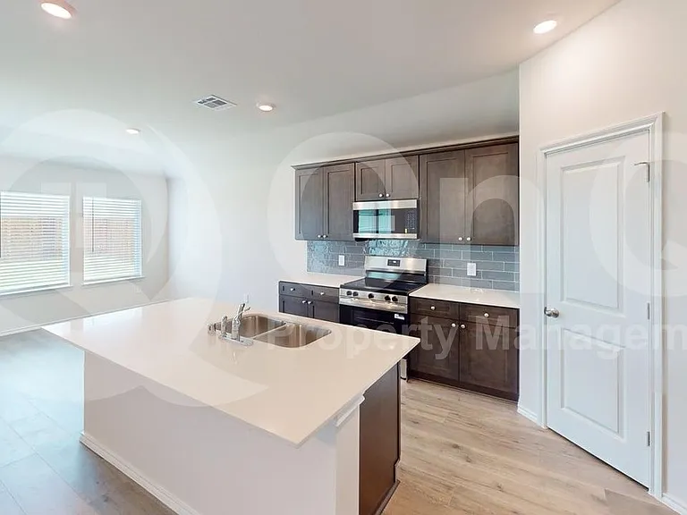 504 Saddle Blanket Dr — Photo 4