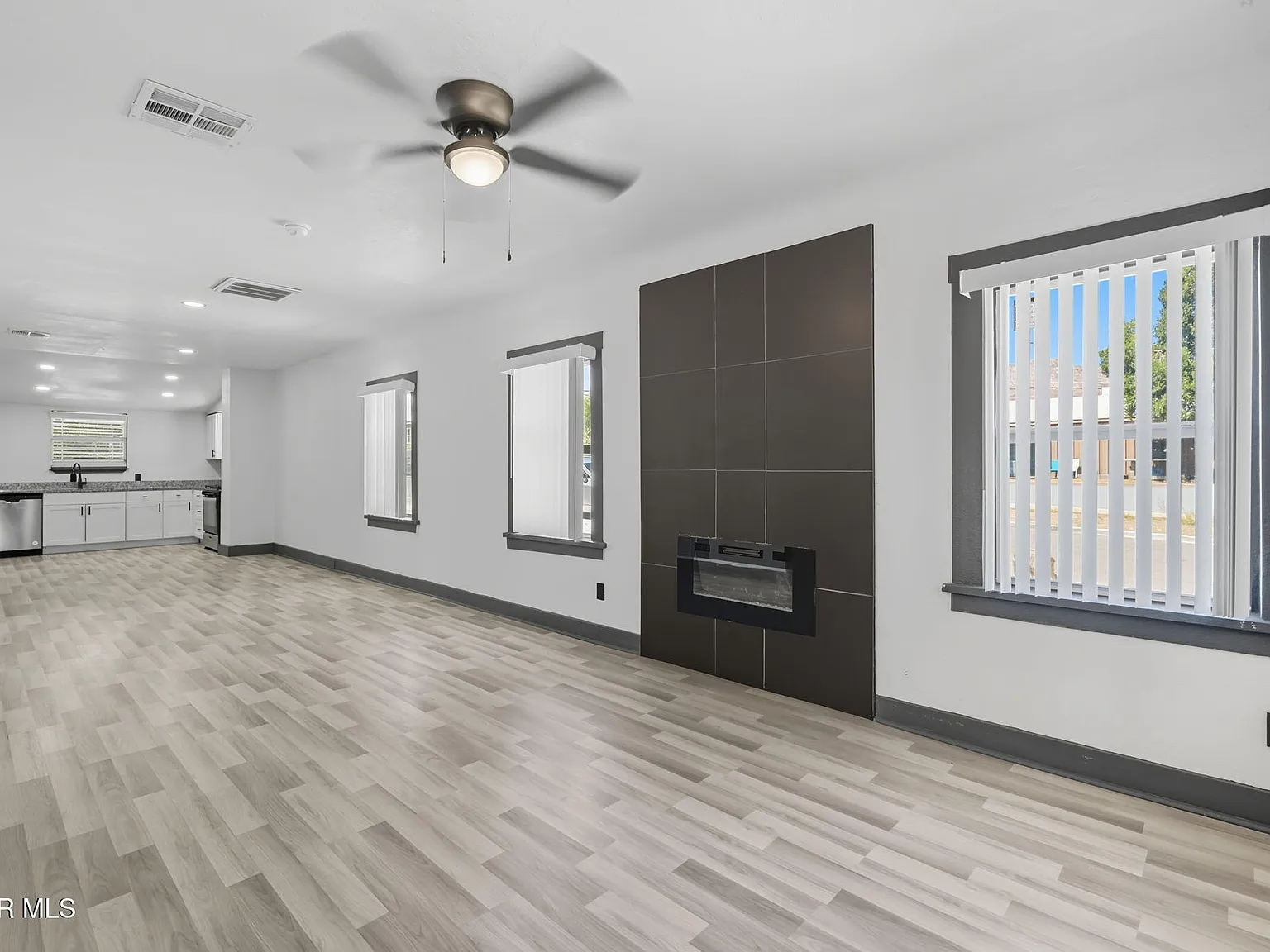 2 bed, 1.0 bath, 985 sqft, $1,350 — Photo 3