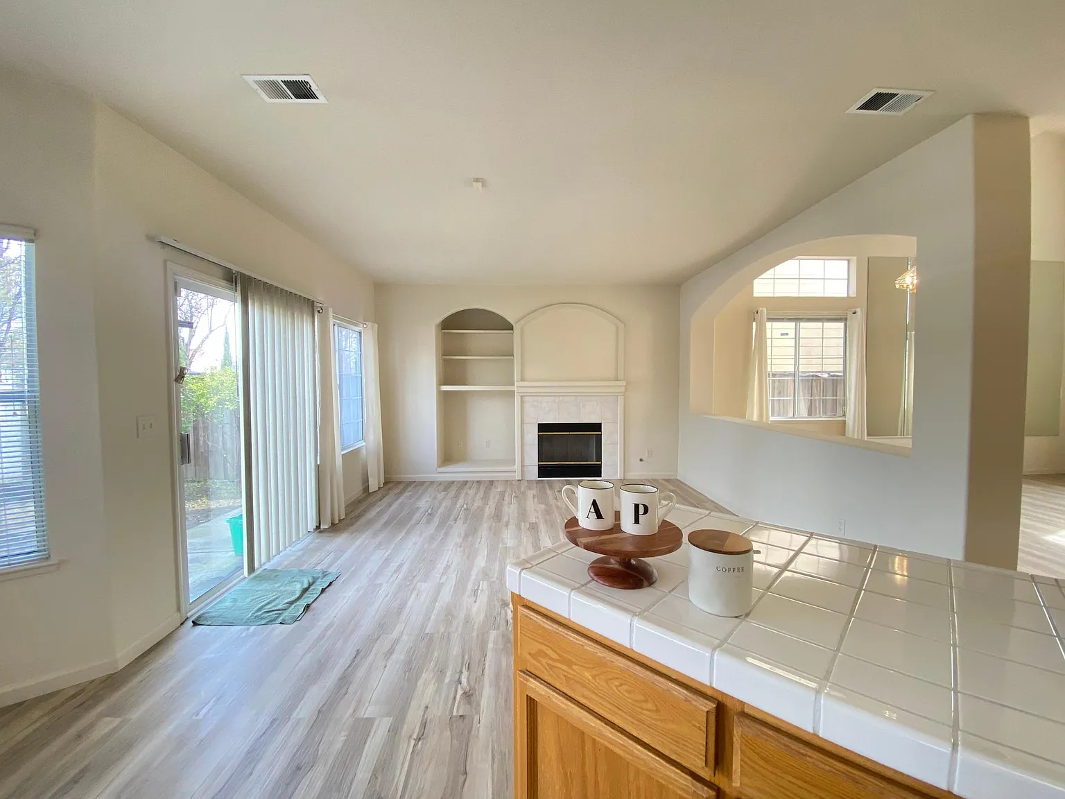 4 bed, 2140 sqft, $4,095 — Photo 2