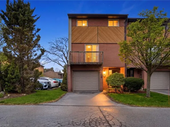 445 Stone Church Rd W #19, Hamilton, ON L9B 2L5