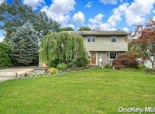 31 Bristol Ln, Kings Park, NY 11754