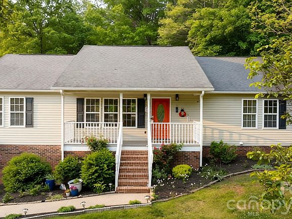 3rd image of 1011 Cambridge Ct