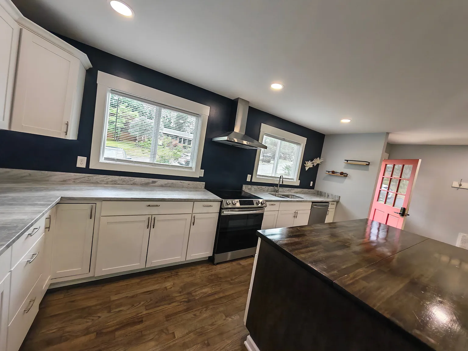 4 bed, 2.5 bath, 2200 sqft, $3,300 — Photo 4