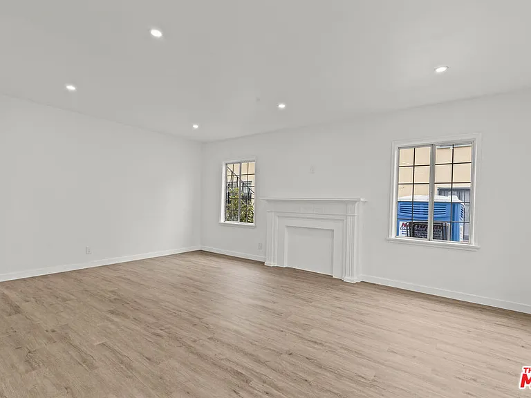542 N Genesee Ave — Photo 5
