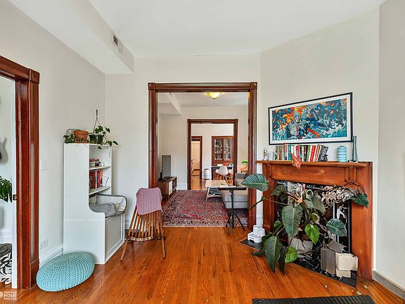 4th image of 1017 N Sacramento Ave