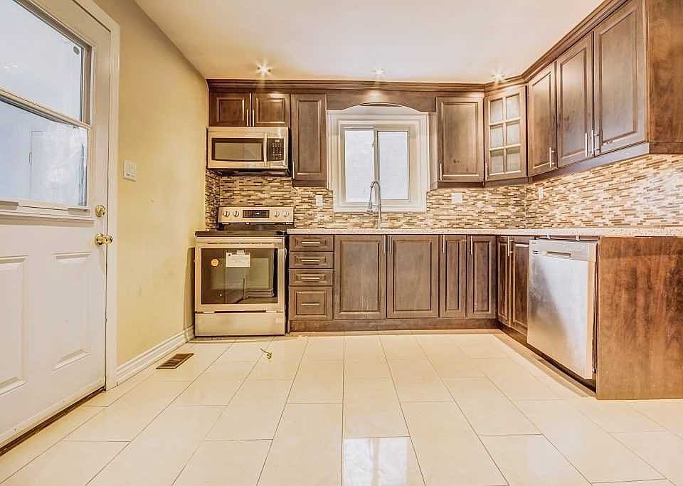 2nd image of 91 Nelson St W