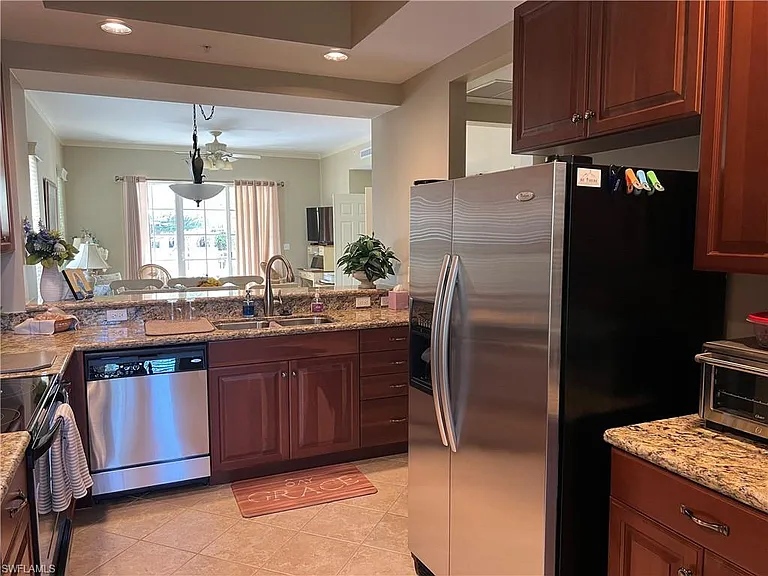 5068 Annunciation Cir #4211 — Photo 6