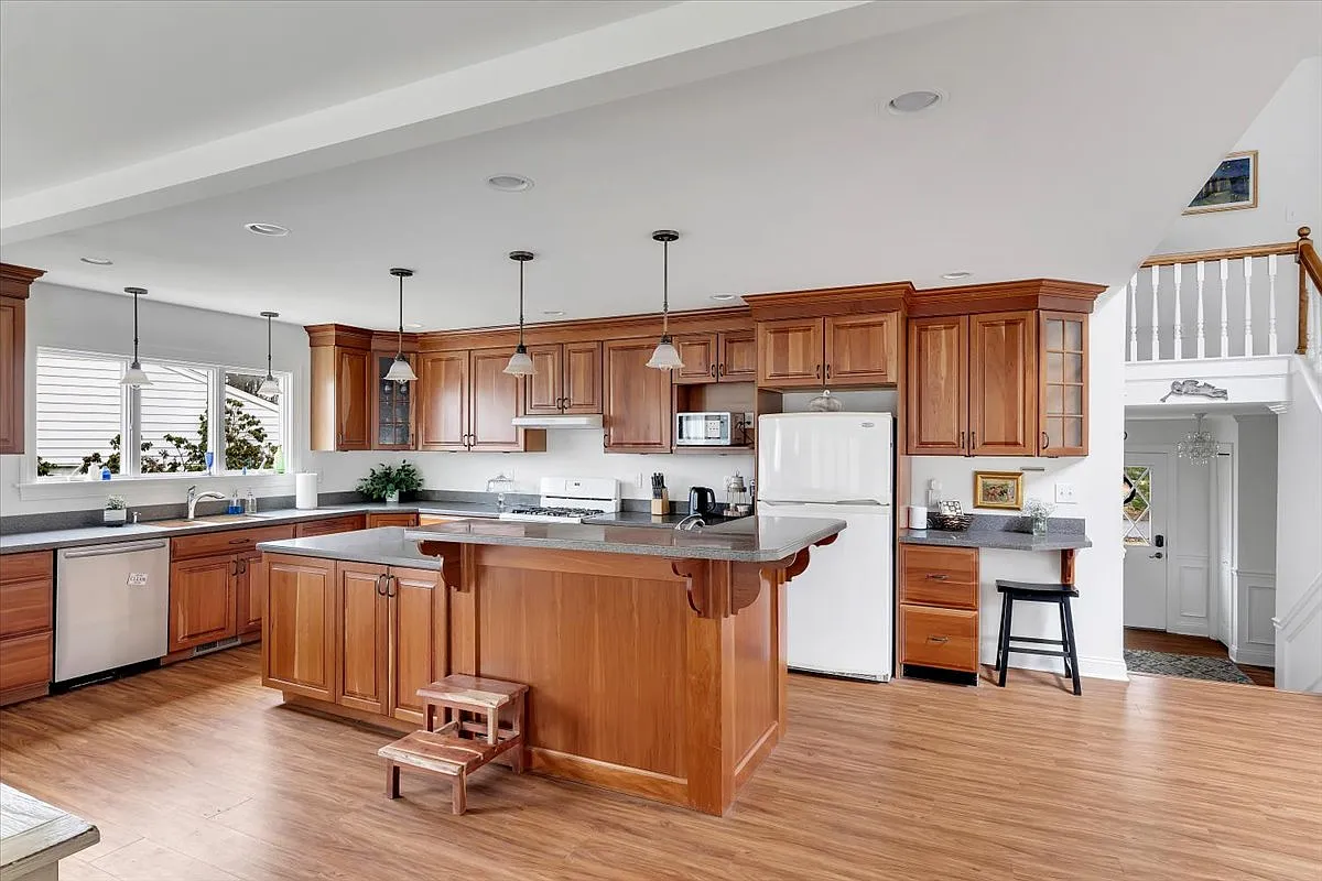 5 bed, 2.5 bath, 3080 sqft, $4,500 — Photo 4